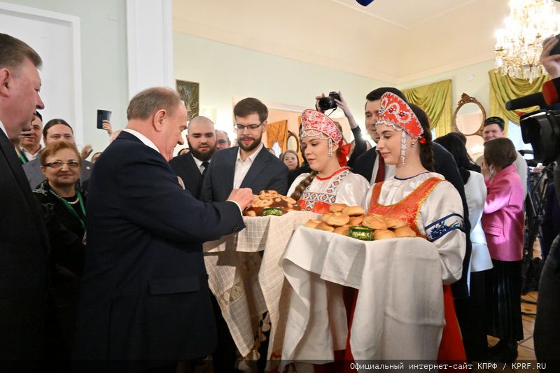 Г.А. Зюганов: «Пчела демонстрирует человеку примеры миролюбия и трудолюбия»