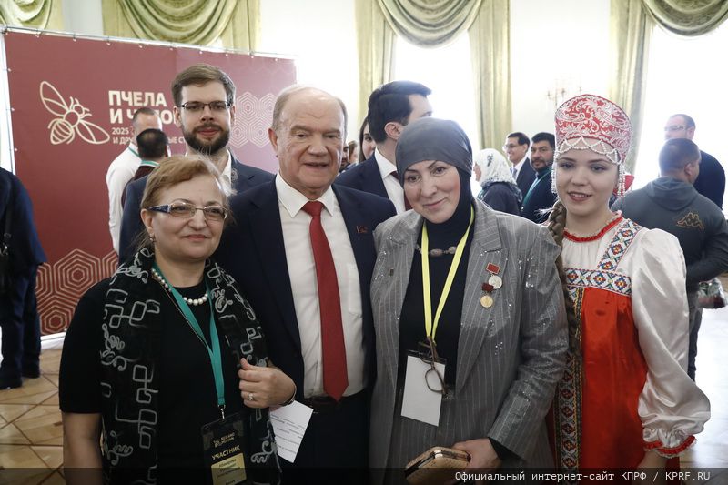 Г.А. Зюганов: «Пчела демонстрирует человеку примеры миролюбия и трудолюбия»
