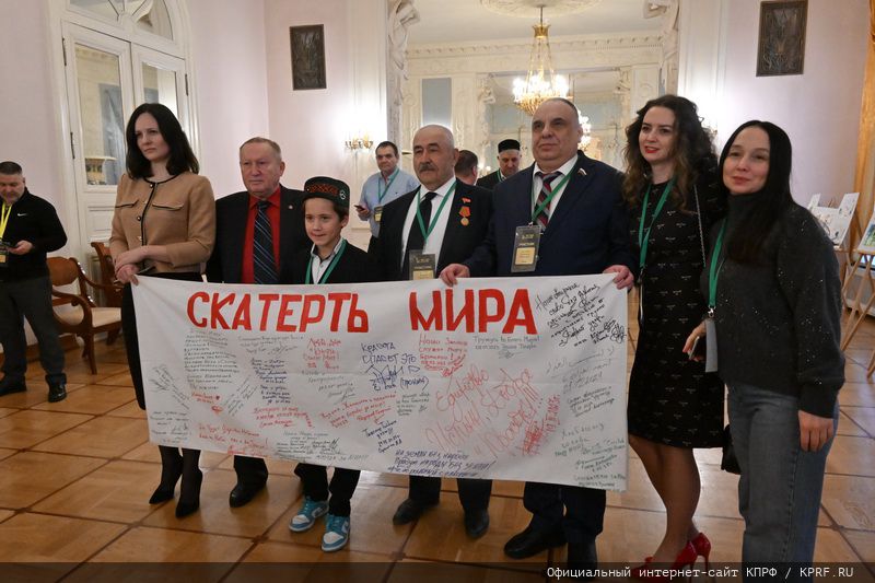 Г.А. Зюганов: «Пчела демонстрирует человеку примеры миролюбия и трудолюбия»