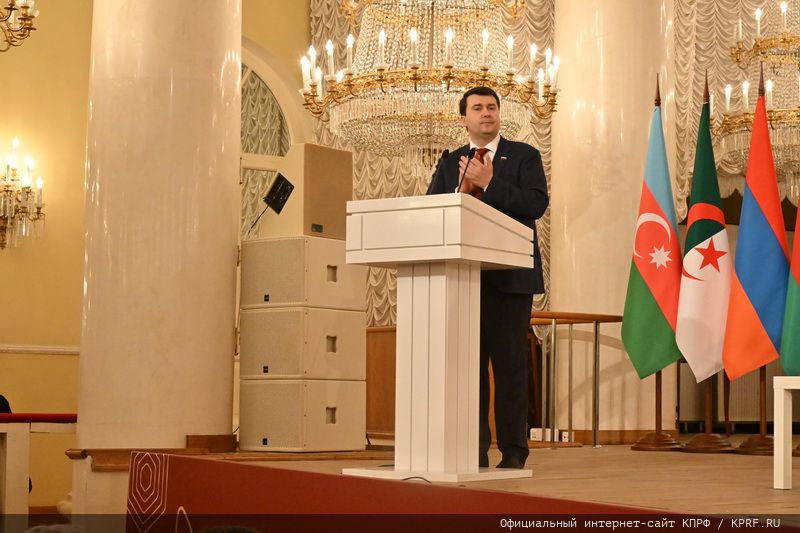 Г.А. Зюганов: «Пчела демонстрирует человеку примеры миролюбия и трудолюбия»