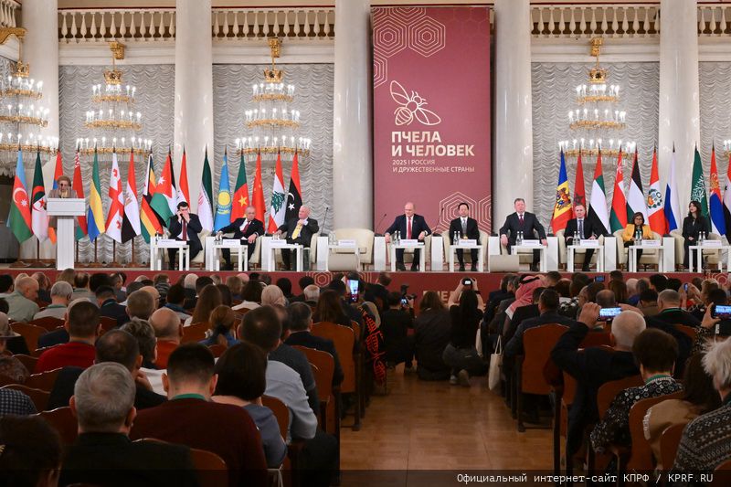 Г.А. Зюганов: «Пчела демонстрирует человеку примеры миролюбия и трудолюбия»