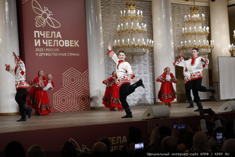 Г.А. Зюганов: «Пчела демонстрирует человеку примеры миролюбия и трудолюбия»