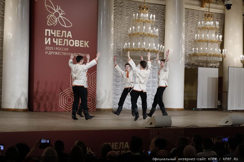 Г.А. Зюганов: «Пчела демонстрирует человеку примеры миролюбия и трудолюбия»