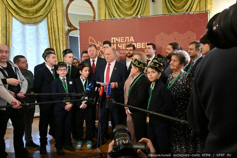 Г.А. Зюганов: «Пчела демонстрирует человеку примеры миролюбия и трудолюбия»