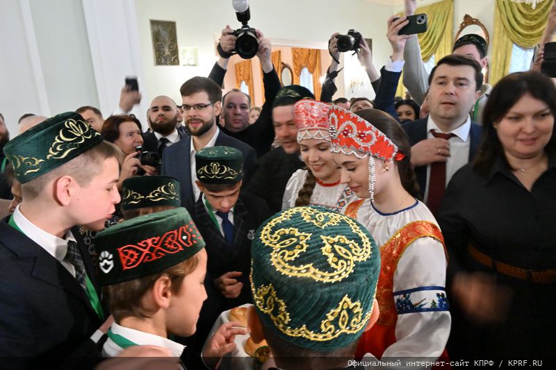 Г.А. Зюганов: «Пчела демонстрирует человеку примеры миролюбия и трудолюбия»