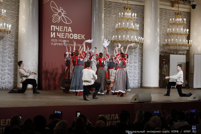 Г.А. Зюганов: «Пчела демонстрирует человеку примеры миролюбия и трудолюбия»