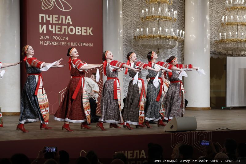 Г.А. Зюганов: «Пчела демонстрирует человеку примеры миролюбия и трудолюбия»