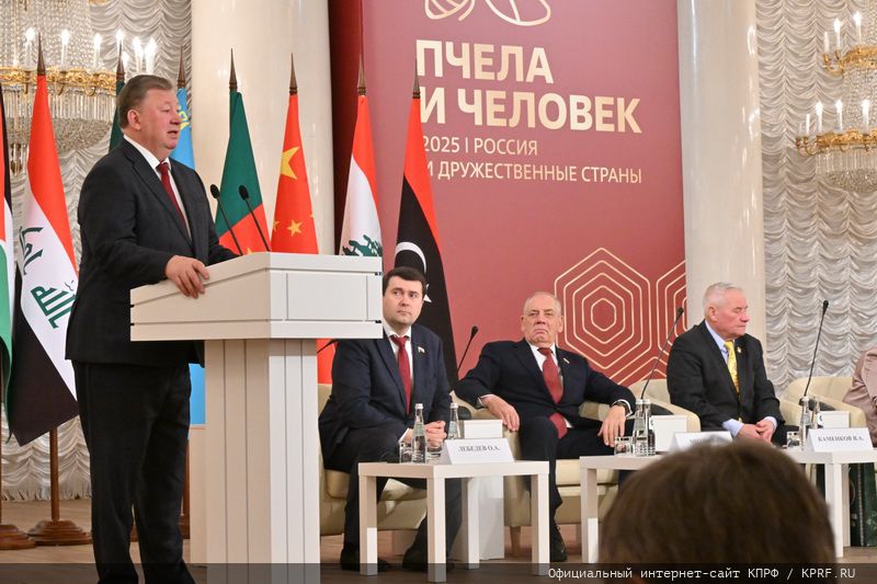 Г.А. Зюганов: «Пчела демонстрирует человеку примеры миролюбия и трудолюбия»