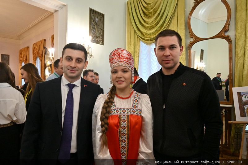 Г.А. Зюганов: «Пчела демонстрирует человеку примеры миролюбия и трудолюбия»