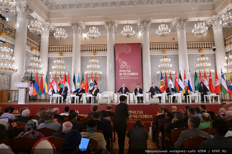 Г.А. Зюганов: «Пчела демонстрирует человеку примеры миролюбия и трудолюбия»