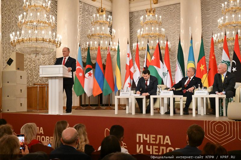 Г.А. Зюганов: «Пчела демонстрирует человеку примеры миролюбия и трудолюбия»