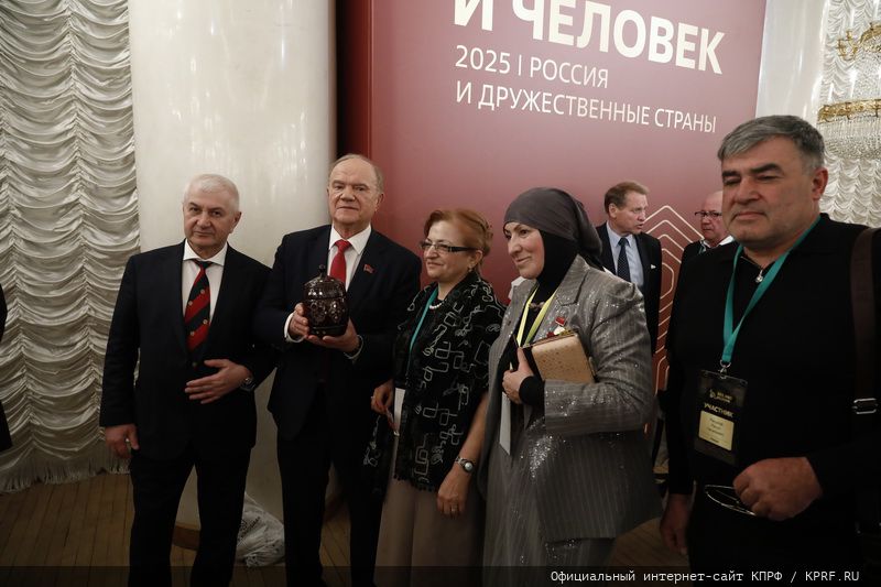 Г.А. Зюганов: «Пчела демонстрирует человеку примеры миролюбия и трудолюбия»