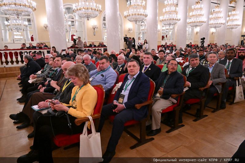Г.А. Зюганов: «Пчела демонстрирует человеку примеры миролюбия и трудолюбия»