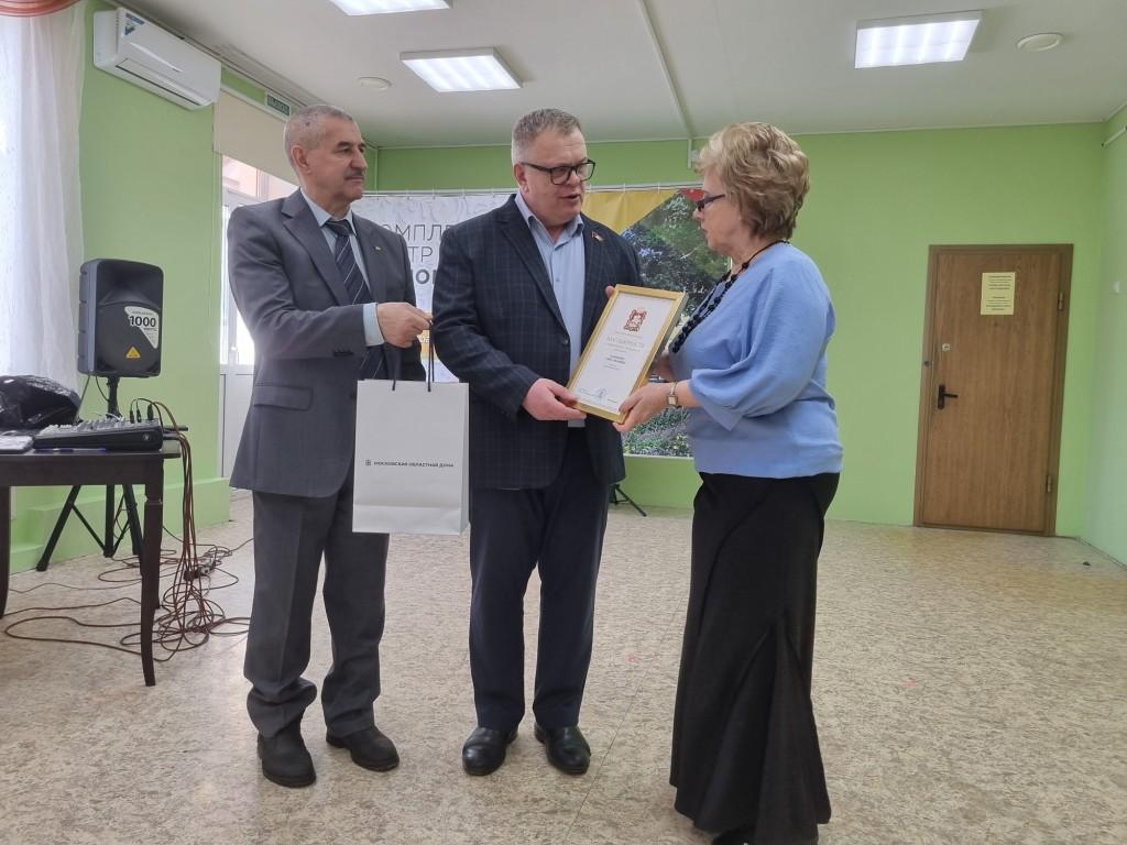 Руководитель фракции КПРФ в Мособлдуме Александр Наумов вручил награды волонтерам