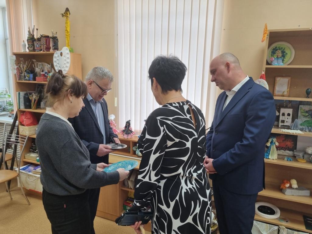 Руководитель фракции КПРФ в Мособлдуме Александр Наумов вручил награды волонтерам