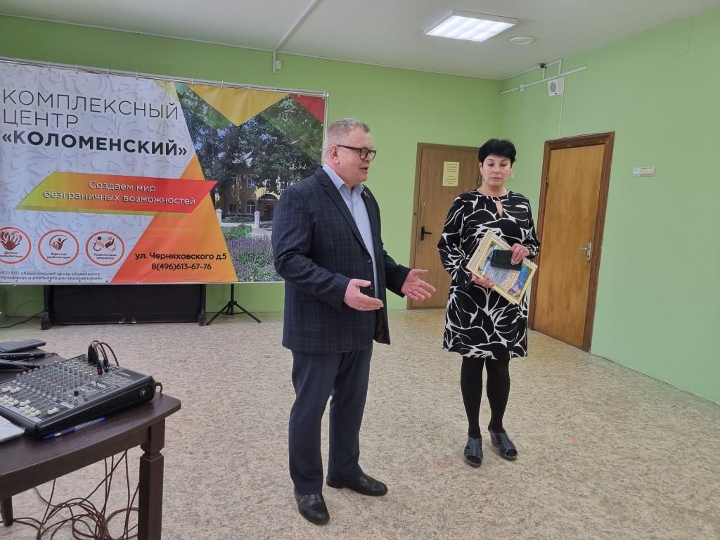 Руководитель фракции КПРФ в Мособлдуме Александр Наумов вручил награды волонтерам