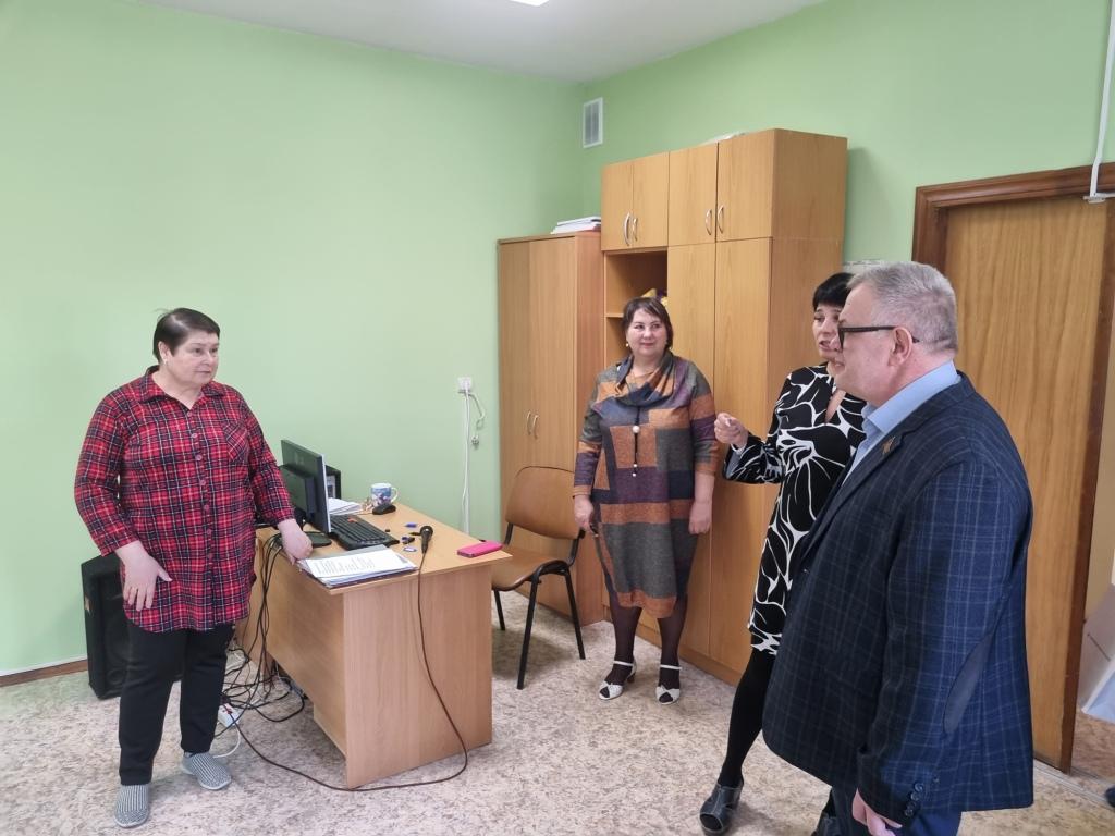 Руководитель фракции КПРФ в Мособлдуме Александр Наумов вручил награды волонтерам