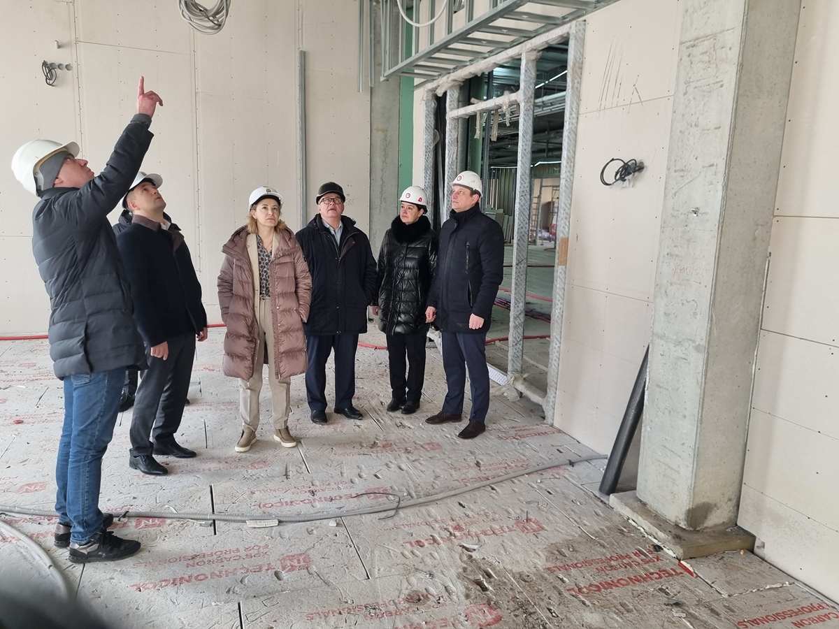 Руководитель фракции КПРФ Александр Наумов посетил школы-новостройки в Ленинском городском округе