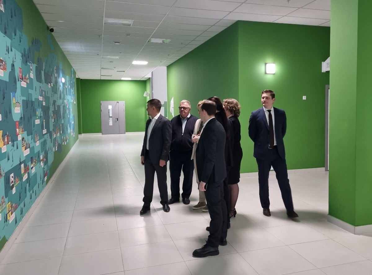Руководитель фракции КПРФ Александр Наумов посетил школы-новостройки в Ленинском городском округе