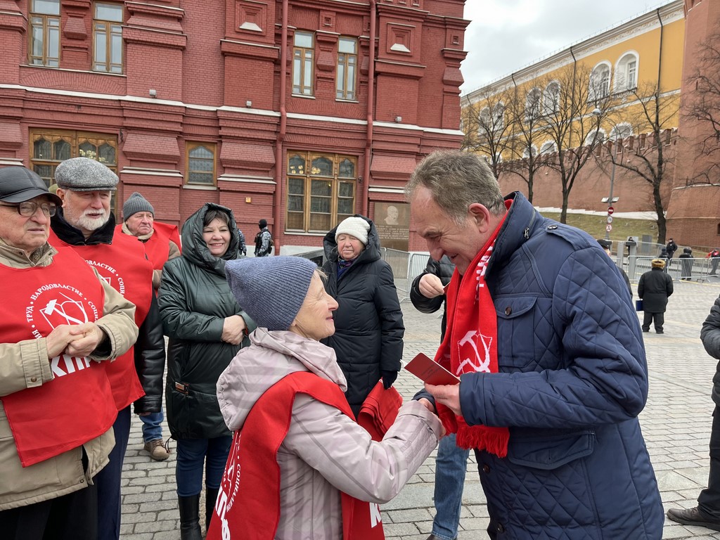 В день памяти о великом вожде Сталине подмосковные коммунисты провели прием в партию у стен Кремля