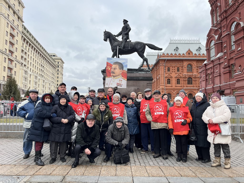 В день памяти о великом вожде Сталине подмосковные коммунисты провели прием в партию у стен Кремля