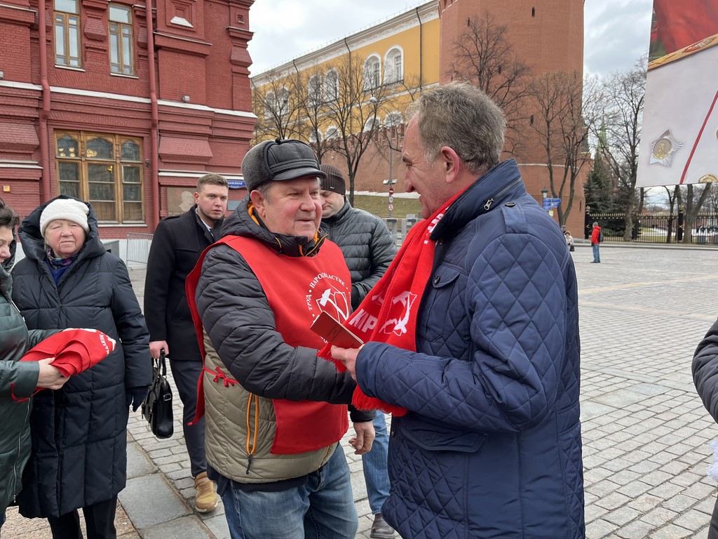 В день памяти о великом вожде Сталине подмосковные коммунисты провели прием в партию у стен Кремля