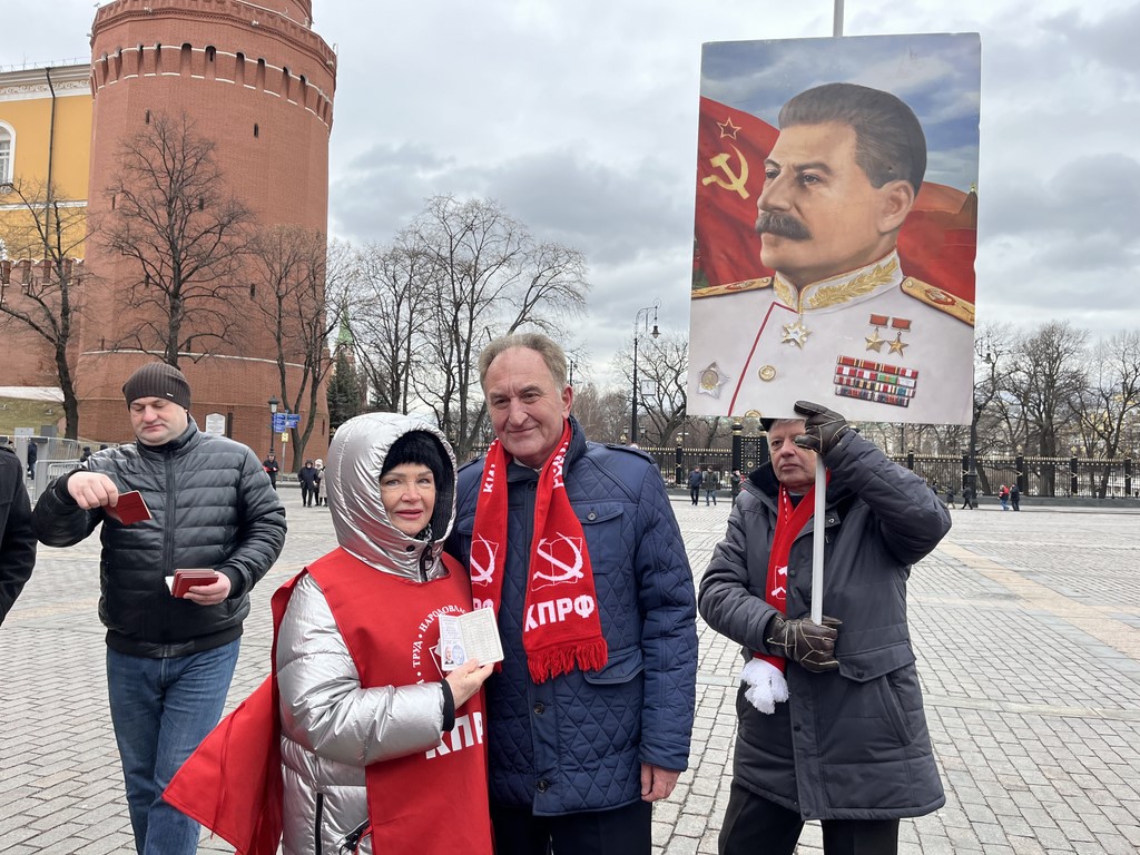 В день памяти о великом вожде Сталине подмосковные коммунисты провели прием в партию у стен Кремля