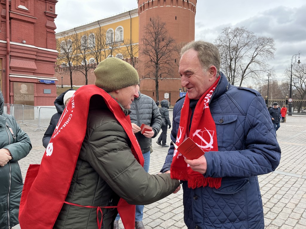 В день памяти о великом вожде Сталине подмосковные коммунисты провели прием в партию у стен Кремля