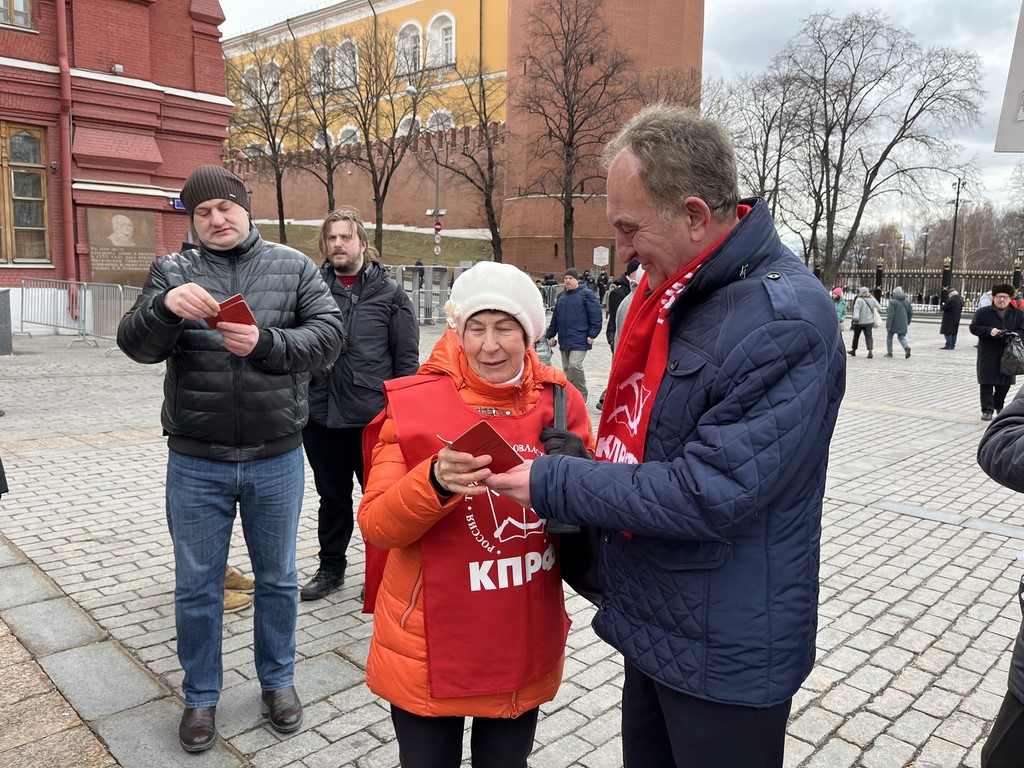 В день памяти о великом вожде Сталине подмосковные коммунисты провели прием в партию у стен Кремля