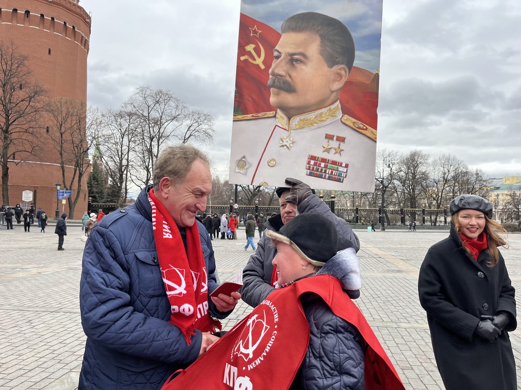 В день памяти о великом вожде Сталине подмосковные коммунисты провели прием в партию у стен Кремля
