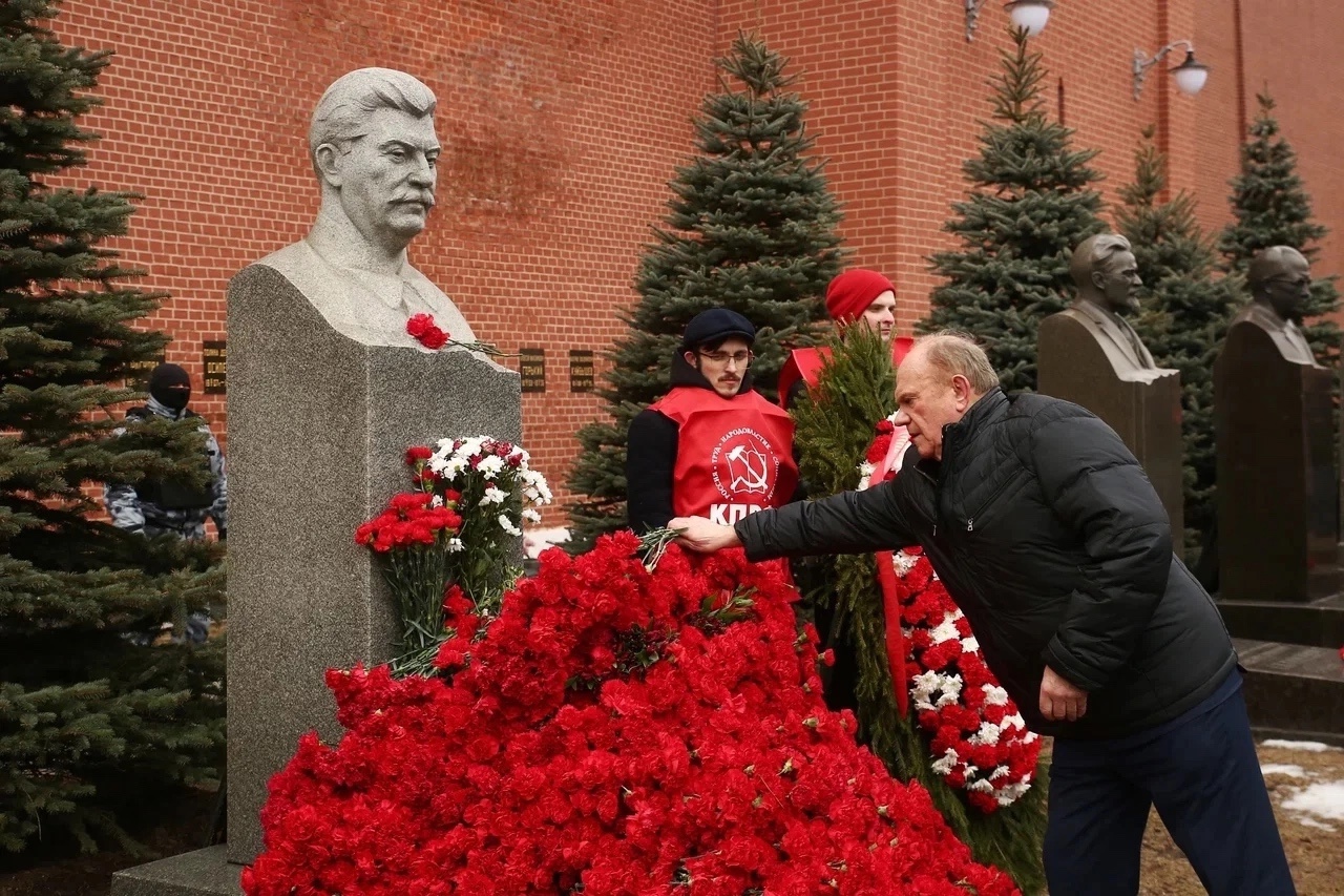 Имя Сталина бессмертно
