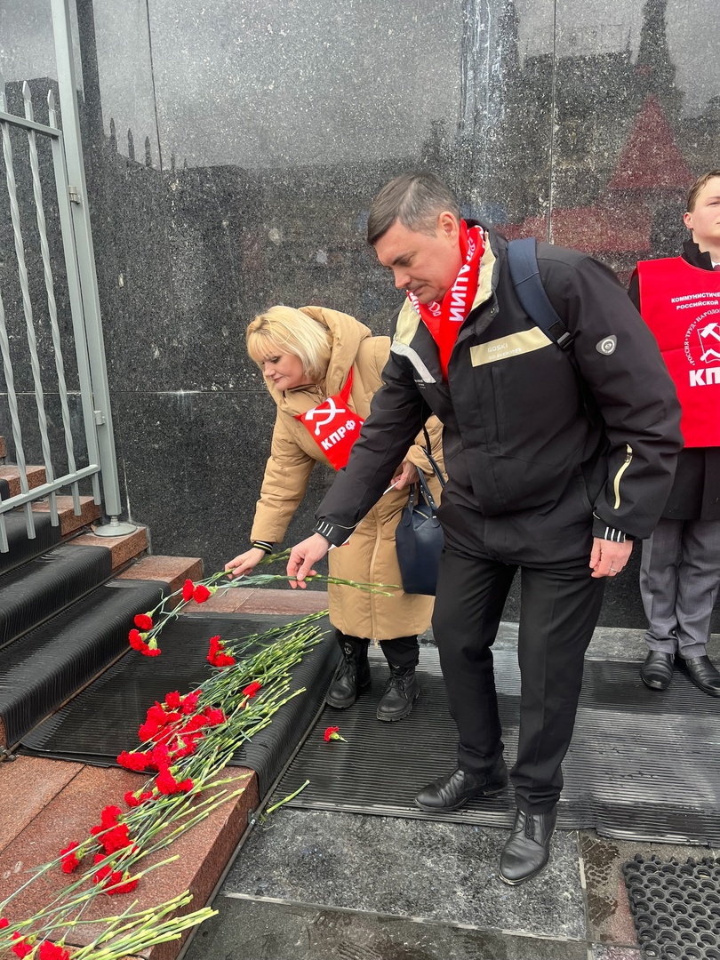 Имя Сталина бессмертно