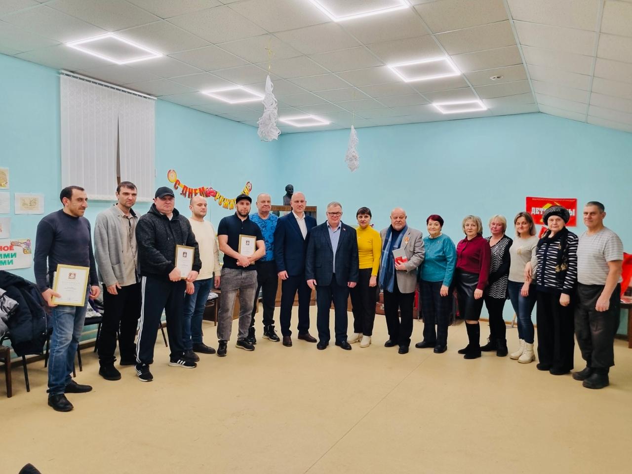 Руководитель фракции КПРФ в Мособлдуме Александр Наумов наградил озерских волонтеров