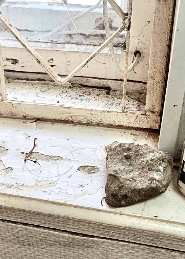 В Воскресенске неизвестные лица разбили окна в помещении местного горкома КПРФ