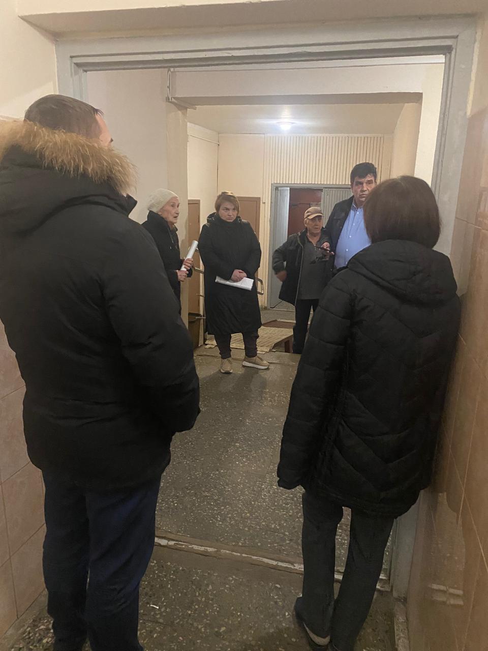 Депутат Совета депутатов г.о. Королёв фракции КПРФ Светлана Петрова встретилась с жителями д. 14 ул. Болдырева