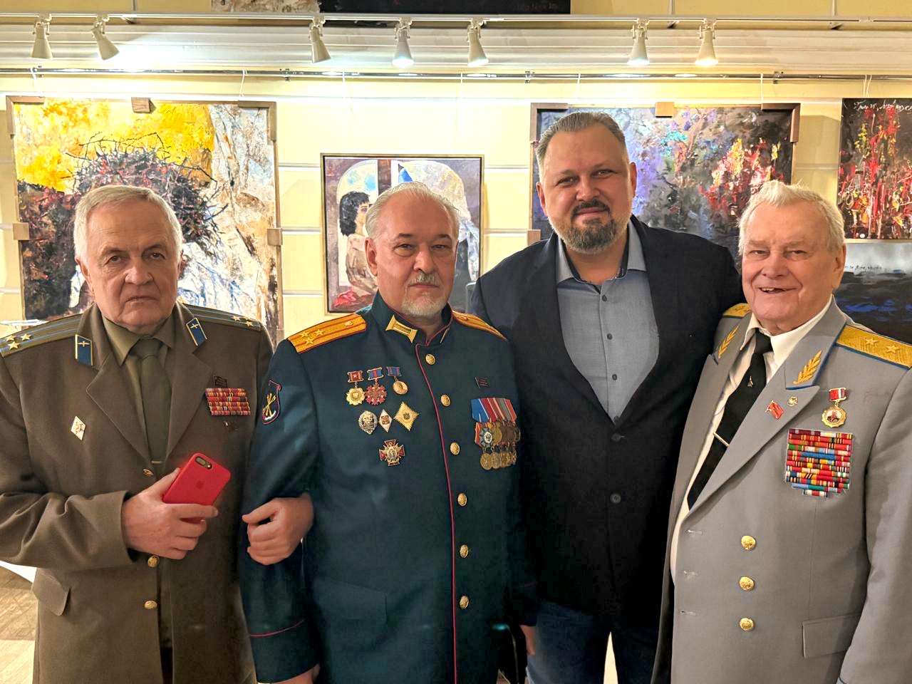 Советские офицеры встретились с родственниками героев-«челюскинцев» и вручили памятные медали КПРФ
