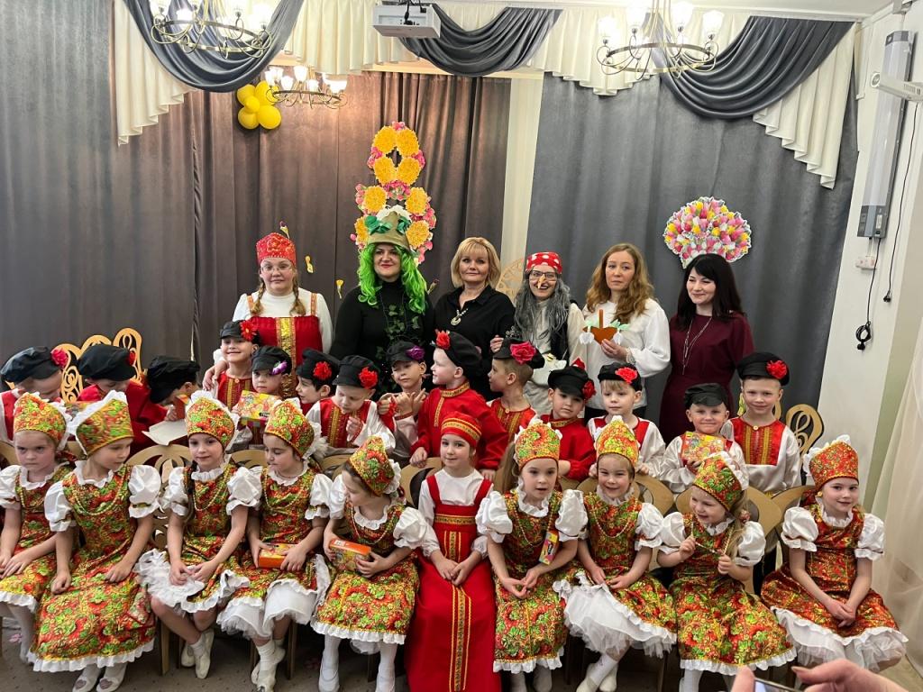 Елена Мокринская поздравила воспитателей детского сада