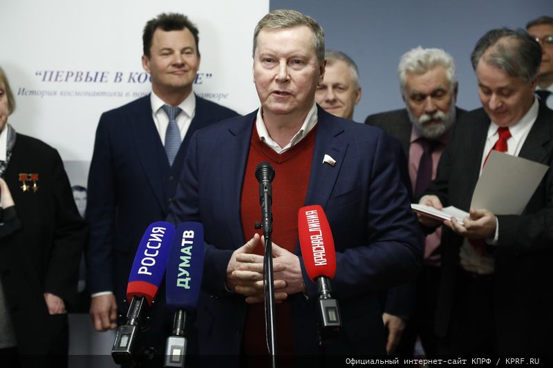 Г.А. Зюганов открыл в Госдуме выставку «Первые в Космосе»