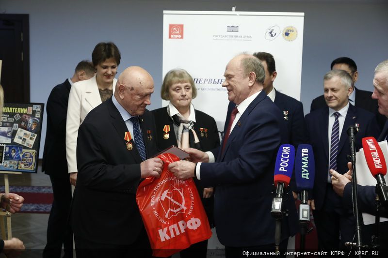 Г.А. Зюганов открыл в Госдуме выставку «Первые в Космосе»