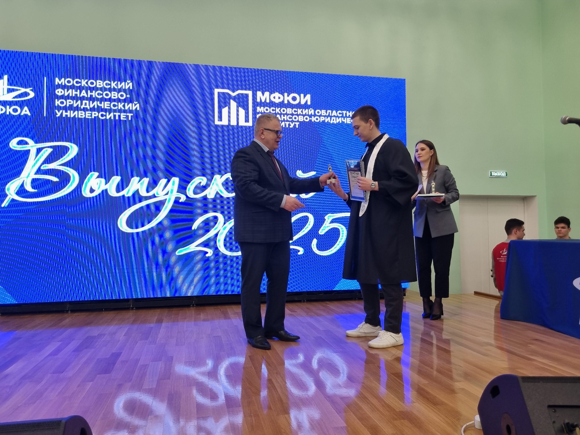 Руководитель фракции КПРФ в Мособлдуме Александр Наумов вручил дипломы и благодарности за волонтерство выпускникам в Ступино