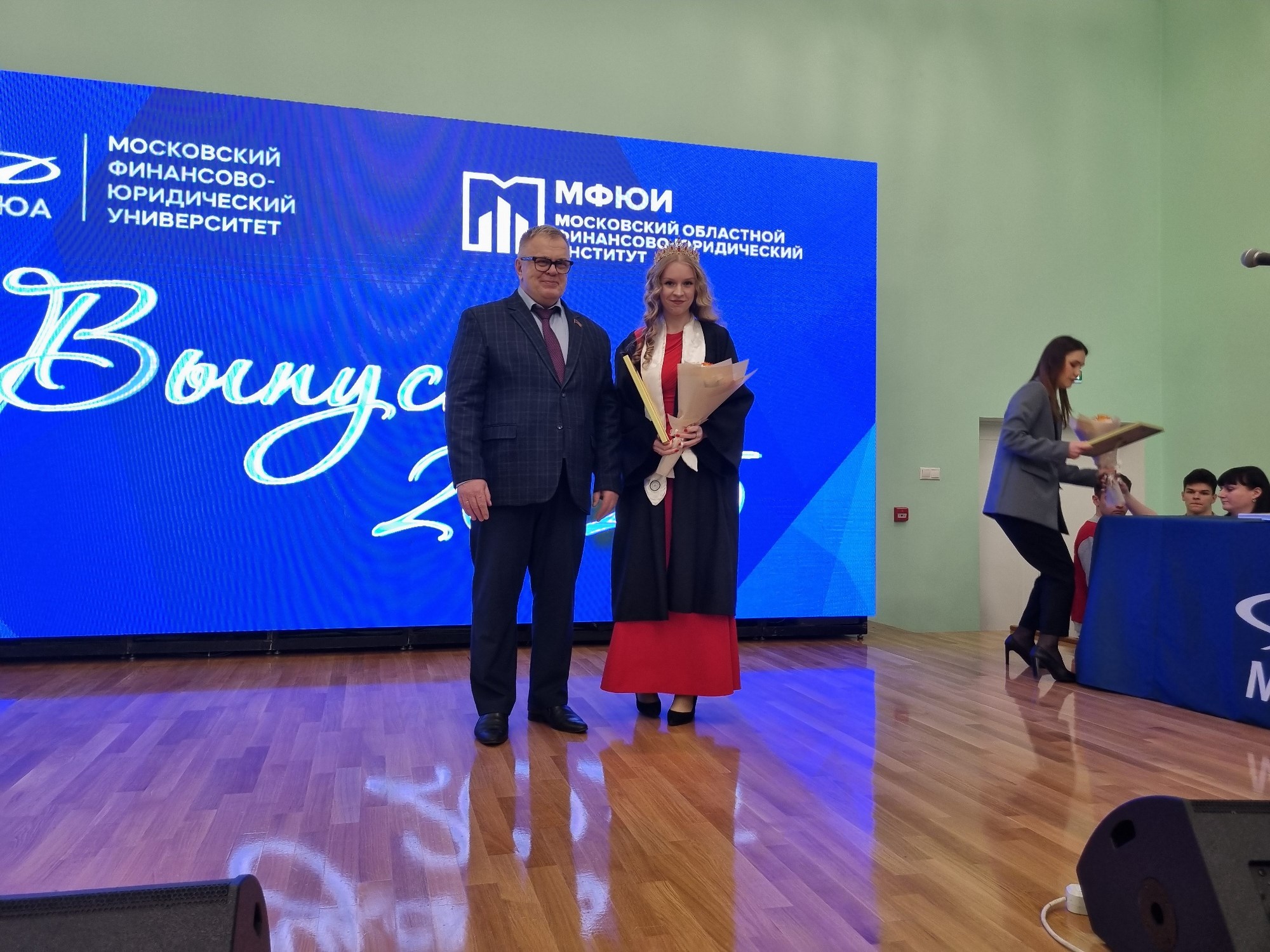 Руководитель фракции КПРФ в Мособлдуме Александр Наумов вручил дипломы и благодарности за волонтерство выпускникам в Ступино