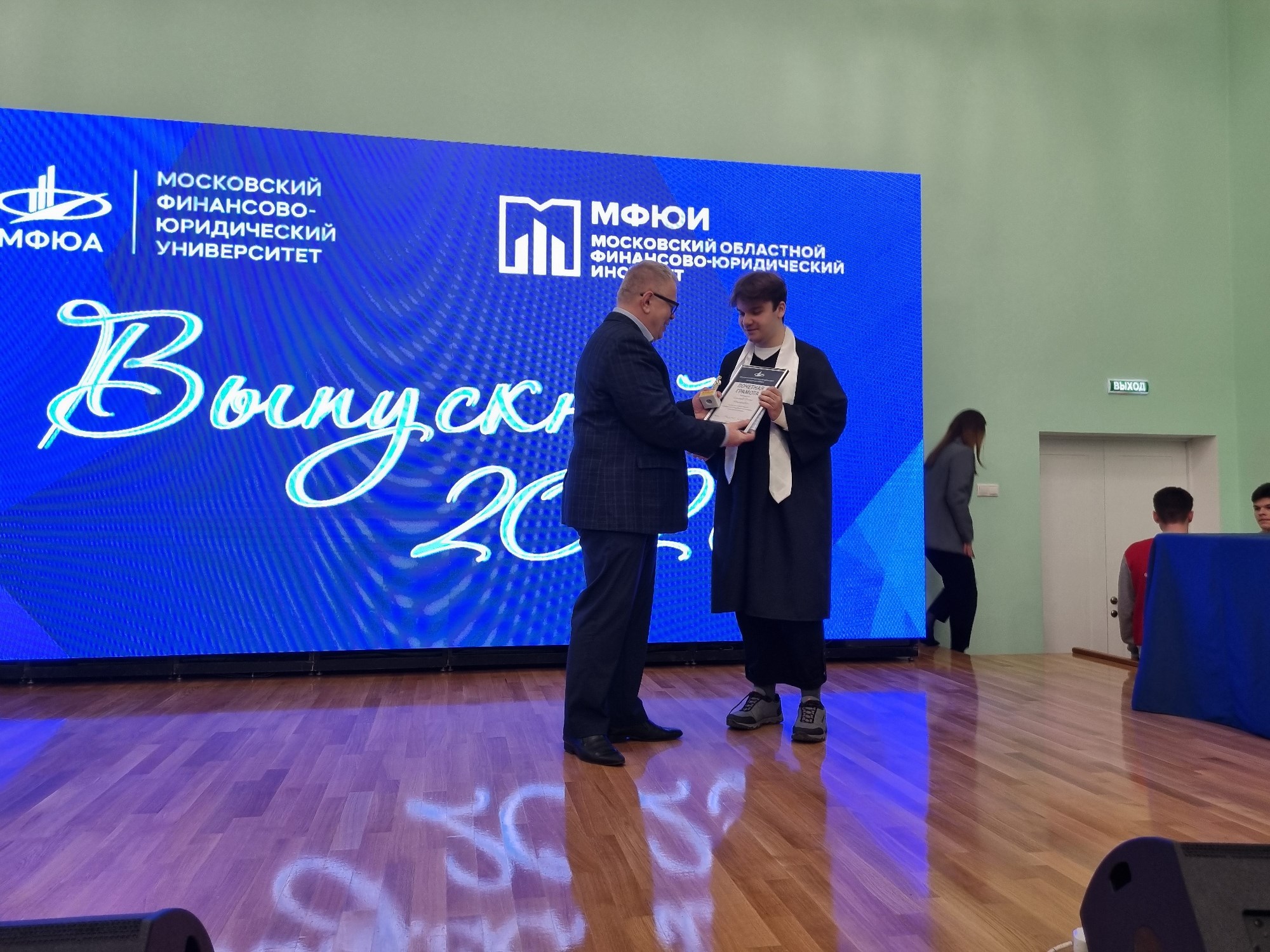 Руководитель фракции КПРФ в Мособлдуме Александр Наумов вручил дипломы и благодарности за волонтерство выпускникам в Ступино