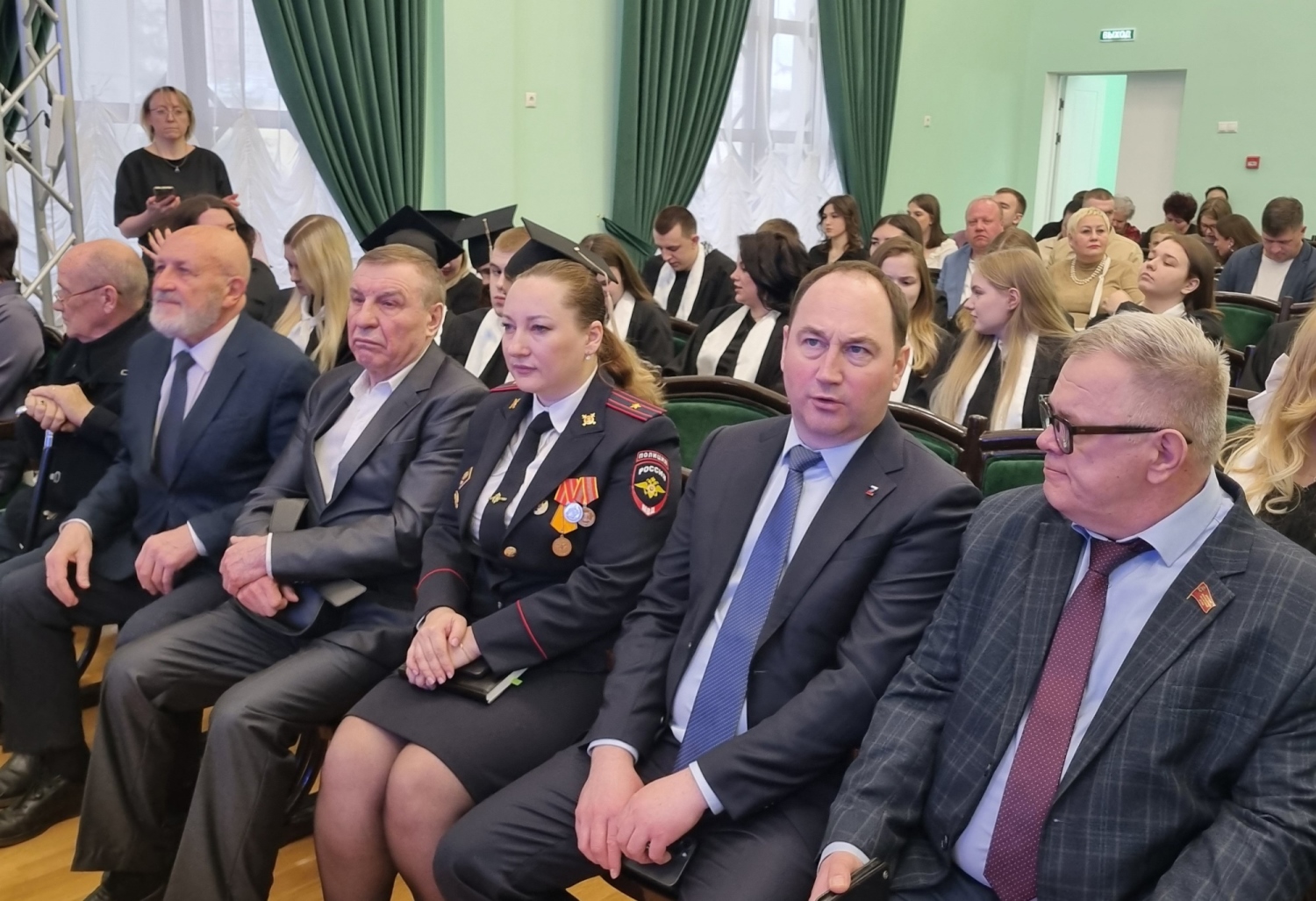 Руководитель фракции КПРФ в Мособлдуме Александр Наумов вручил дипломы и благодарности за волонтерство выпускникам в Ступино