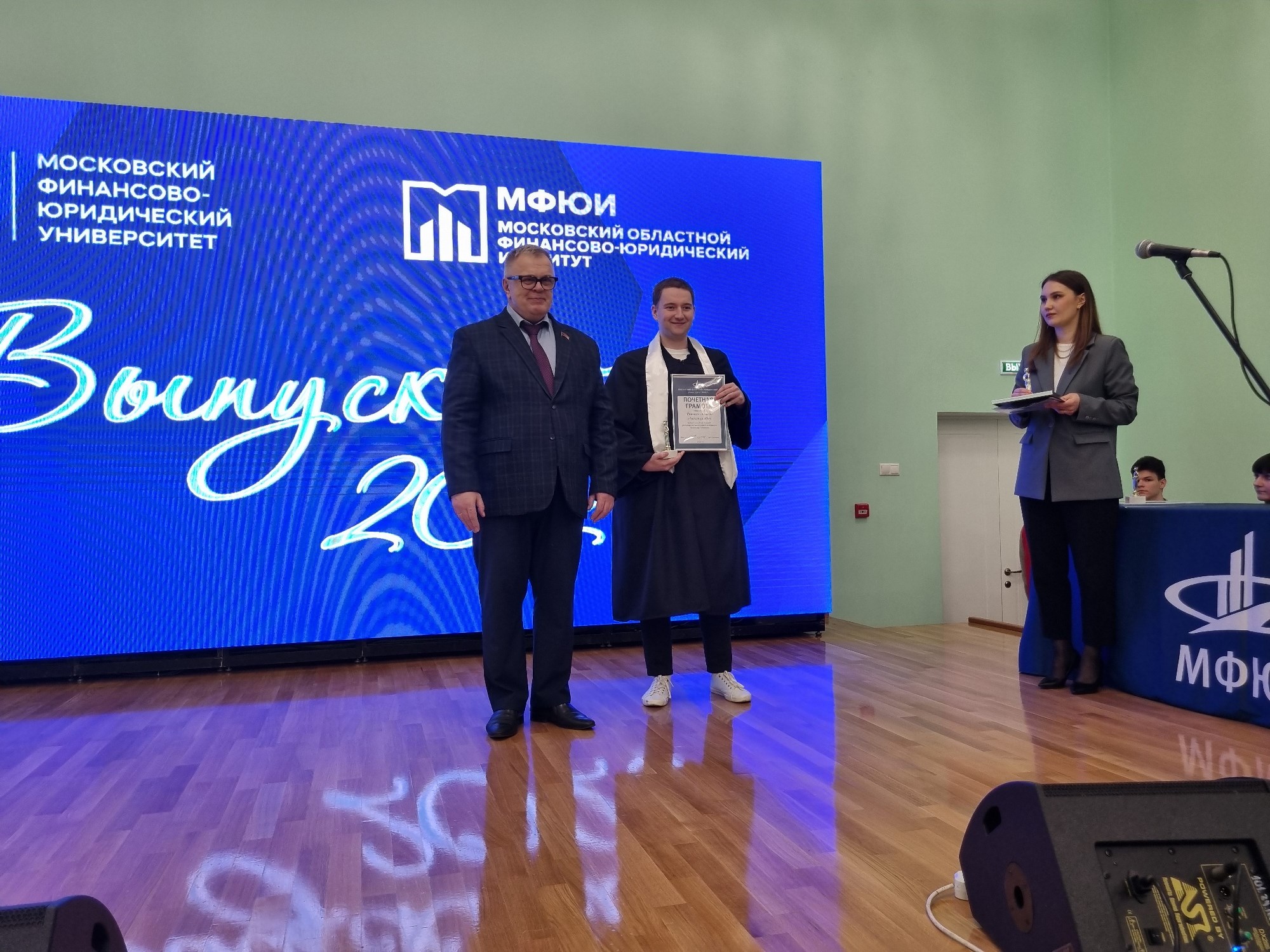 Руководитель фракции КПРФ в Мособлдуме Александр Наумов вручил дипломы и благодарности за волонтерство выпускникам в Ступино