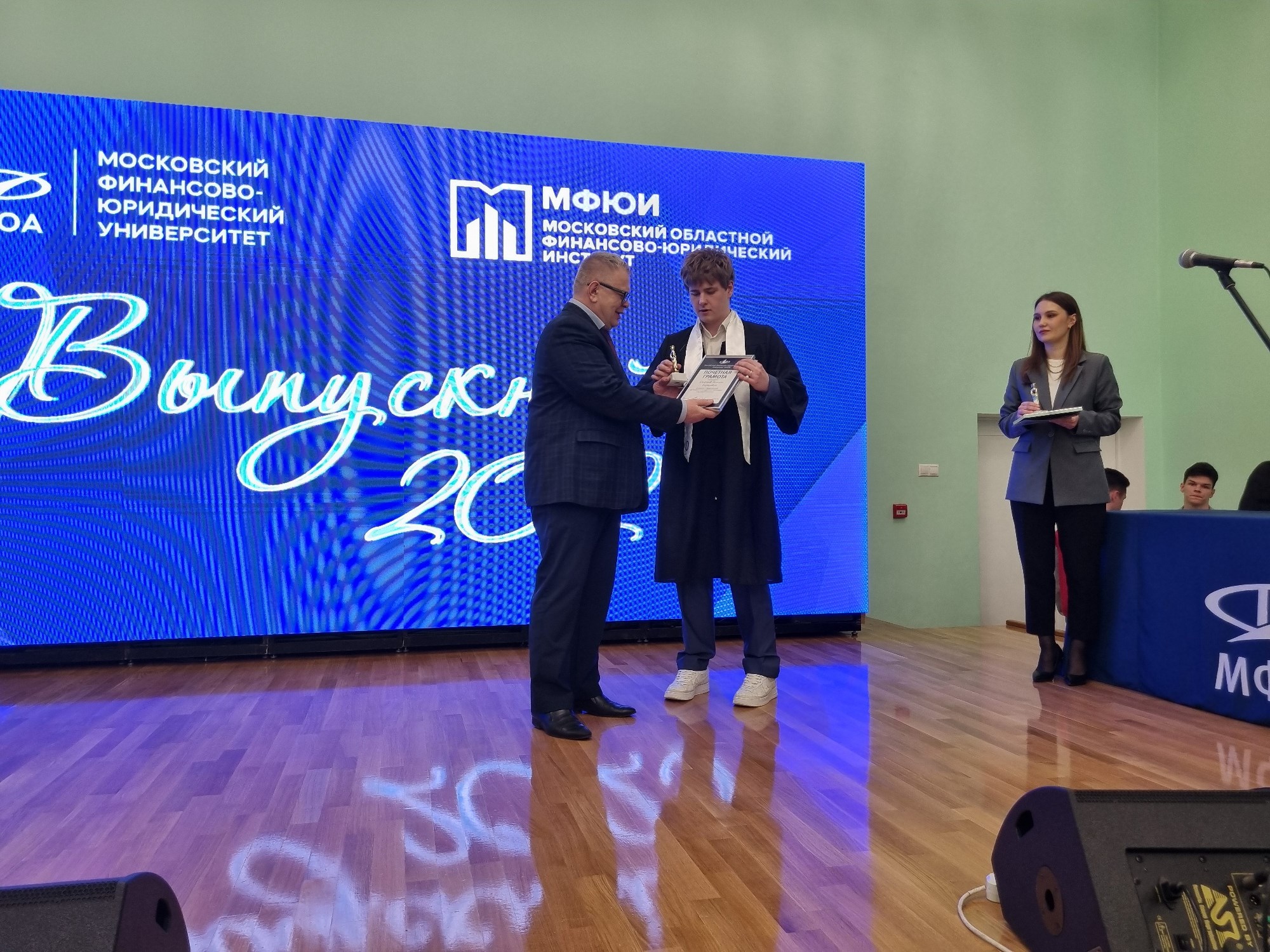 Руководитель фракции КПРФ в Мособлдуме Александр Наумов вручил дипломы и благодарности за волонтерство выпускникам в Ступино