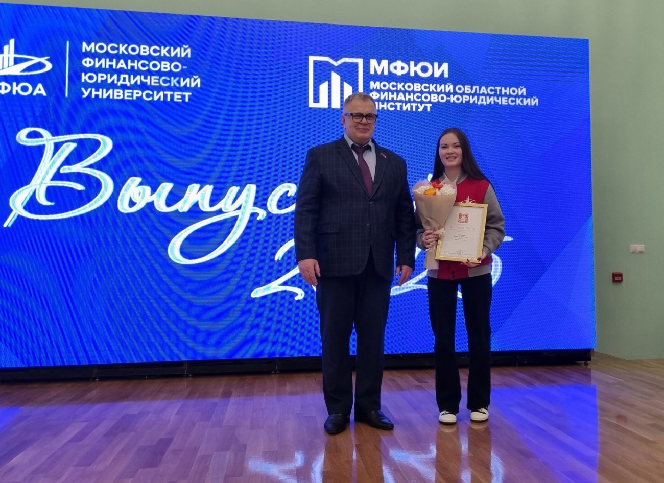 Руководитель фракции КПРФ в Мособлдуме Александр Наумов вручил дипломы и благодарности за волонтерство выпускникам в Ступино