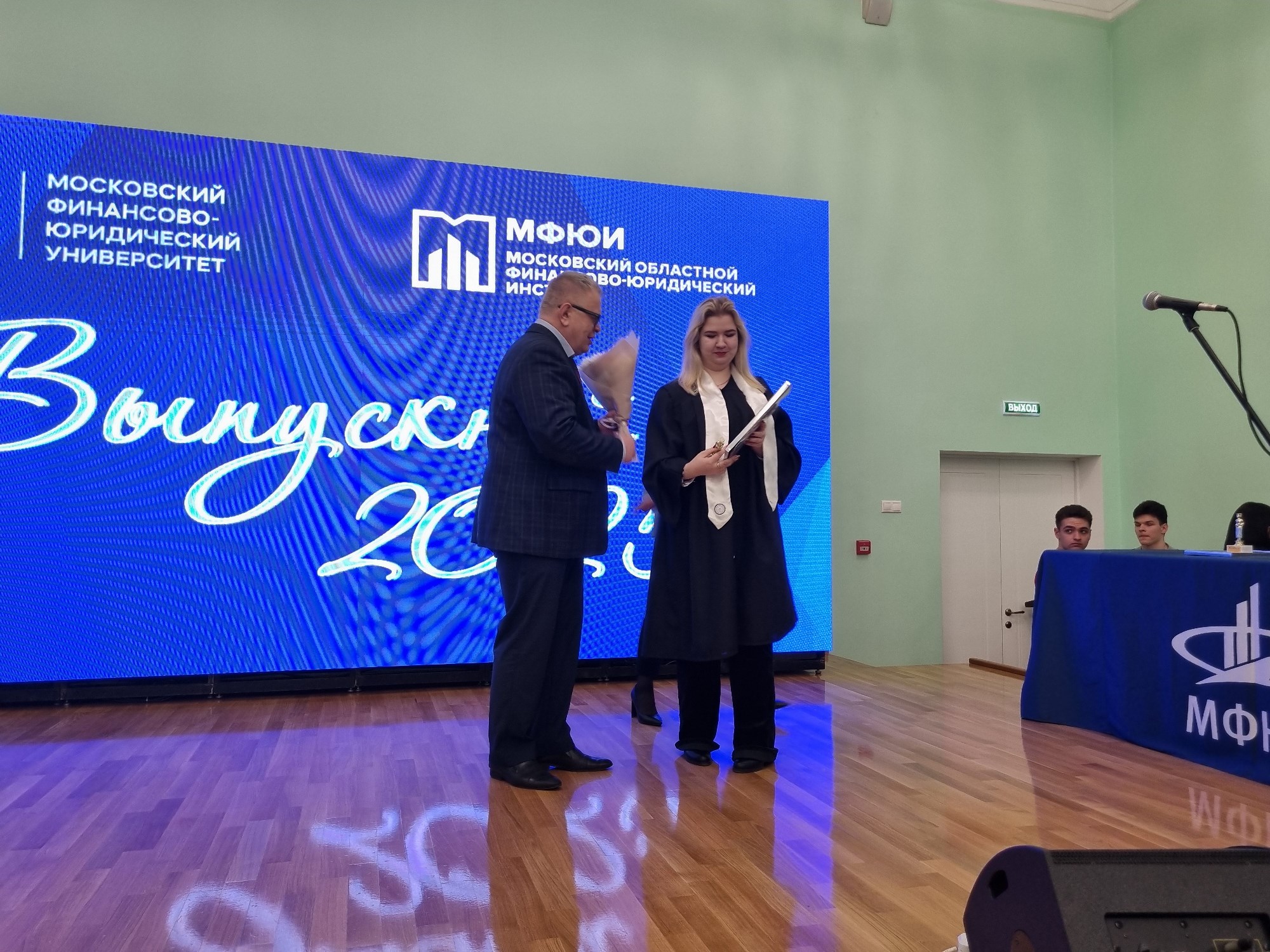 Руководитель фракции КПРФ в Мособлдуме Александр Наумов вручил дипломы и благодарности за волонтерство выпускникам в Ступино