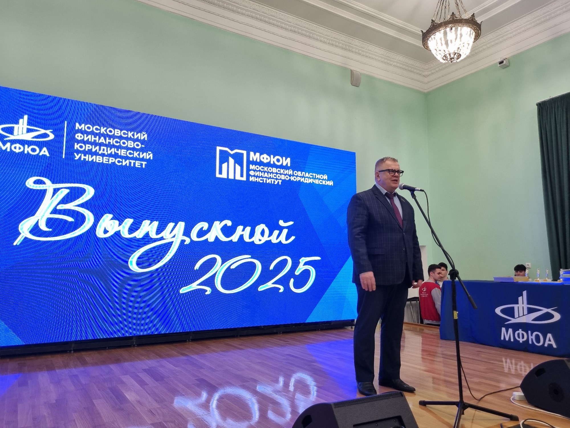 Руководитель фракции КПРФ в Мособлдуме Александр Наумов вручил дипломы и благодарности за волонтерство выпускникам в Ступино