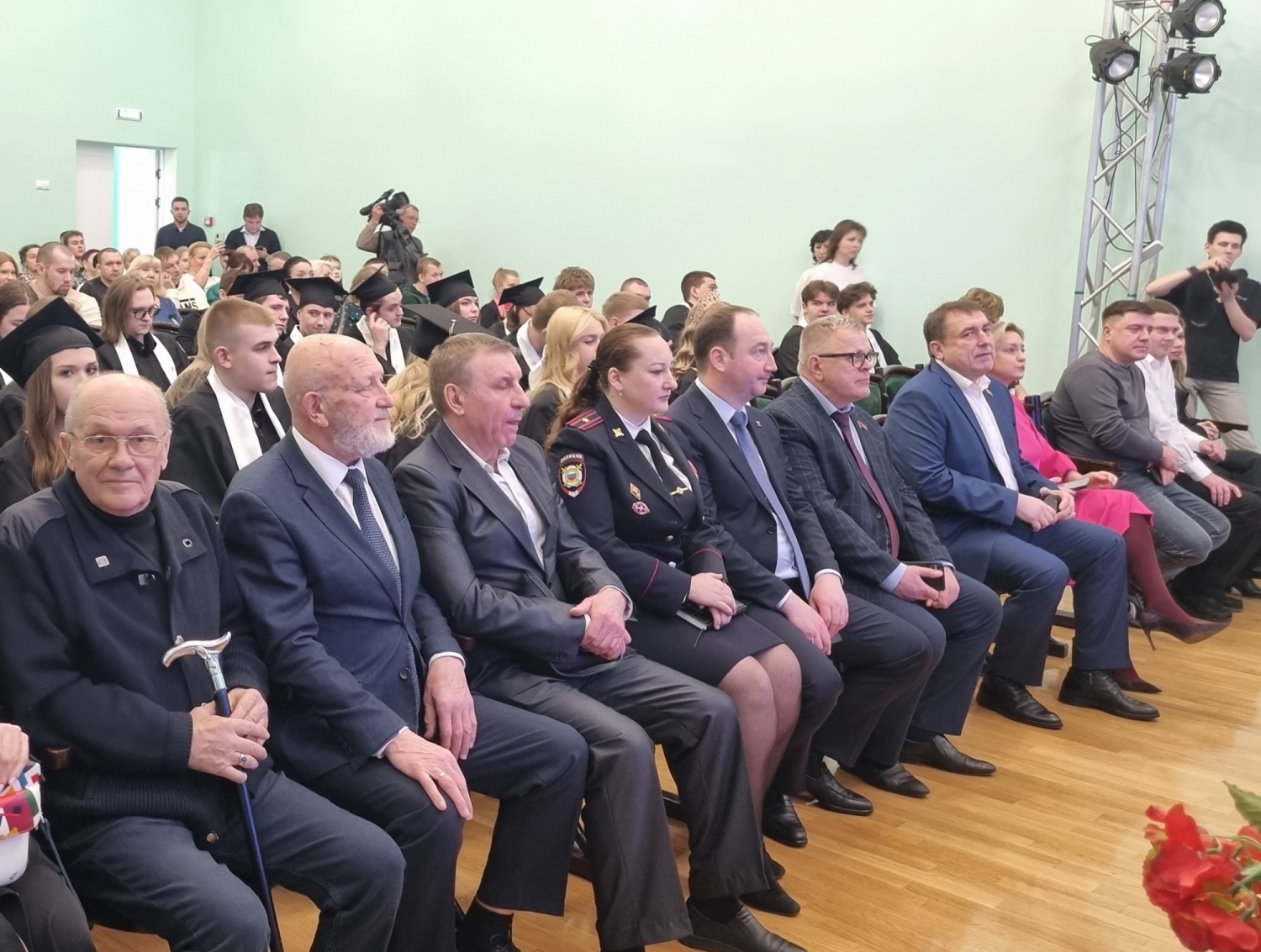 Руководитель фракции КПРФ в Мособлдуме Александр Наумов вручил дипломы и благодарности за волонтерство выпускникам в Ступино