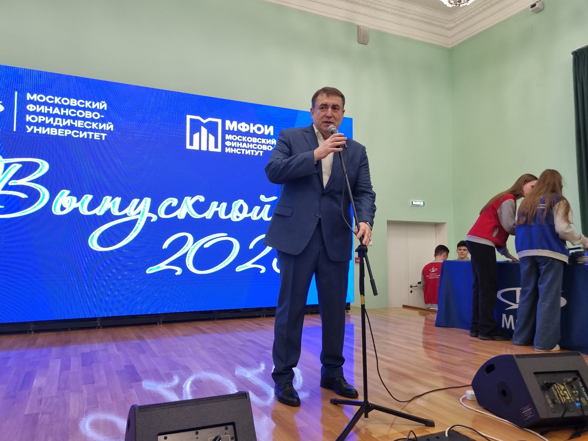 Руководитель фракции КПРФ в Мособлдуме Александр Наумов вручил дипломы и благодарности за волонтерство выпускникам в Ступино